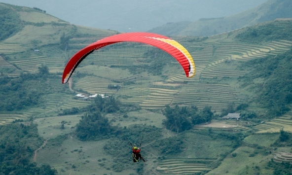 Phi công người Nga bị rơi dù lượn khi trình diễn dù lượn tại Mù Cang Chải