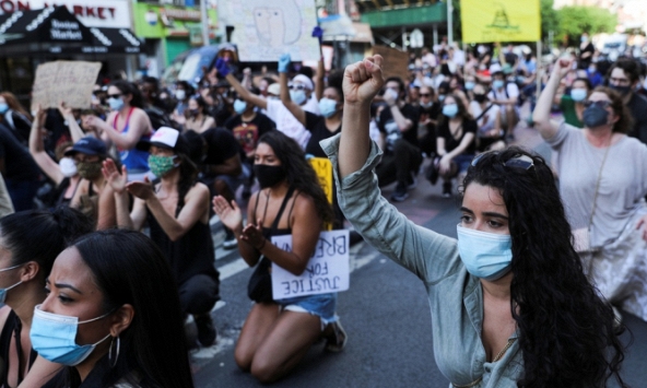 Hàng nghìn người biểu tình tập trung trước khách sạn Trump