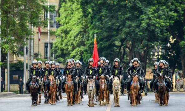 Kỵ binh Cảnh sát cơ động diễu hành trên đường Độc Lập