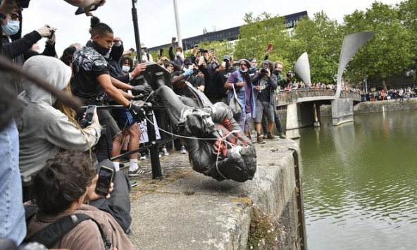 Người biểu tình lật đổ tượng ông trùm buôn nô lệ Edward Colston ở Anh