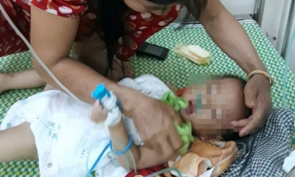 Bé 19 tháng tuổi bị bỏ quên trên xe ô tô giữa trời nắng nóng gay gắt