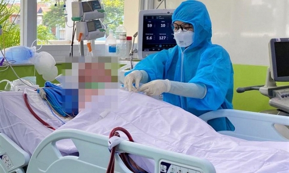 Bệnh nhân 91 tiếp tục hồi phục kỳ diệu, có thể ngồi dậy và tự viết vào bảng