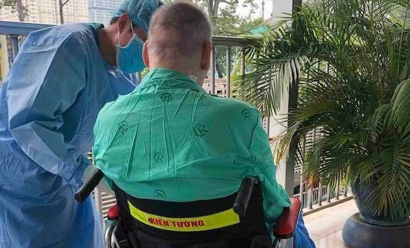 Bệnh nhân phi công người Anh ngồi xe lăn phơi nắng, trạng thái hoàn toàn tỉnh táo