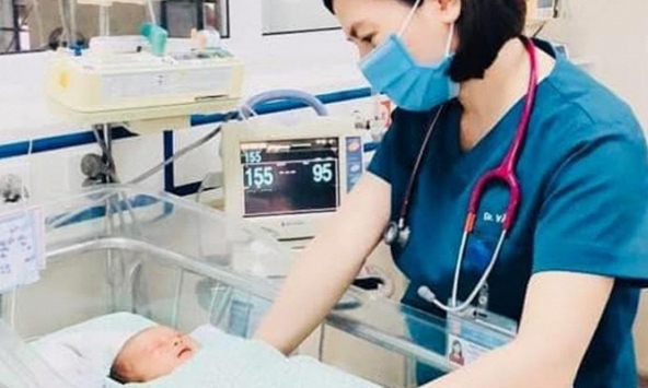 Tình trạng sức khỏe của bé trai 3 ngày tuổi bị bỏ rơi ở hố ga hiện ra sao?