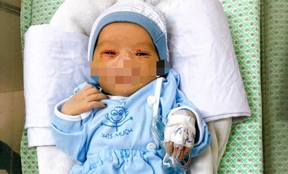 Bé sơ sinh bị bỏ rơi nghi bị nhiễm trùng máu