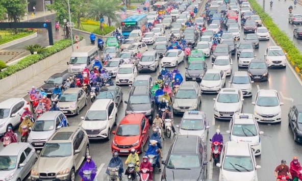 Đầu tuần dân công sở Hà Nội khổ sở vượt mưa gió, ùn tắc kéo dài