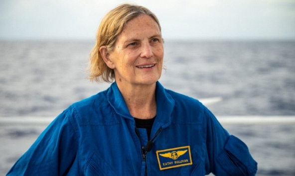 Cựu phi hành gia NASA là người phụ nữ đầu tiên đến điểm sâu nhất của Trái Đất