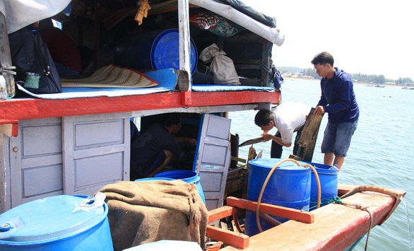 Tàu Trung Quốc dùng vũ lực ép thuyền trưởng tàu cá Việt Nam điểm chỉ giấy tờ