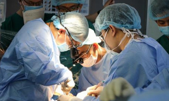 Trái tim người phụ nữ chết não đã đập trong lồng ngực của bệnh nhân nam suy tim