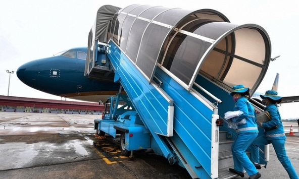 Vì sao dùng xe thang nhiều hơn ống lồng ở sân bay?