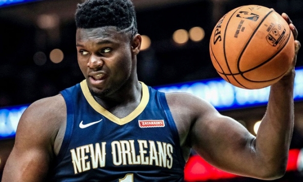 VĐV bóng rổ Zion Williamson có lực húc ngang với chiếc ô tô di chuyển tốc độ 16 km/h