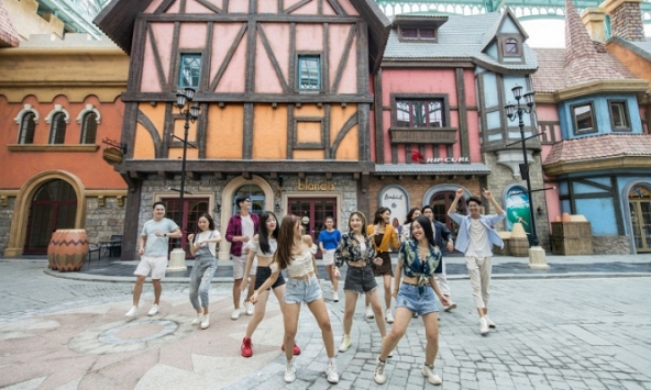 Isaac - Diệu Nhi 'đưa nhau đi trốn', đụng độ hội bạn cực lầy Lip B, Huỳnh Lập, Chị Ca Nô