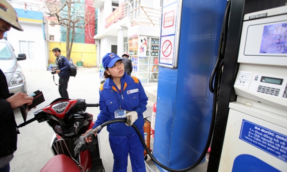 Giá xăng tăng thêm gần 900 đồng/lít