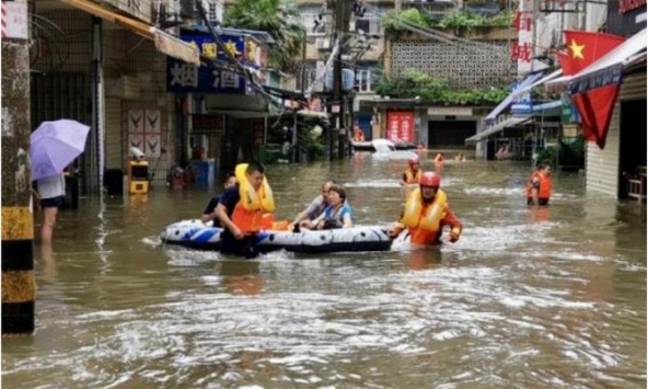 Thành phố có đập Tam Hiệp của Trung Quốc chìm trong nước lũ