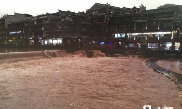 Đập Tam Hiệp xả lũ, Phượng Hoàng cổ trấn bị nhấn chìm trong mưa lũ