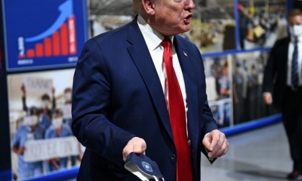 Tống thống Donald Trump thích đeo khẩu trang vì nhìn giống “Kỵ sỹ cô đơn”