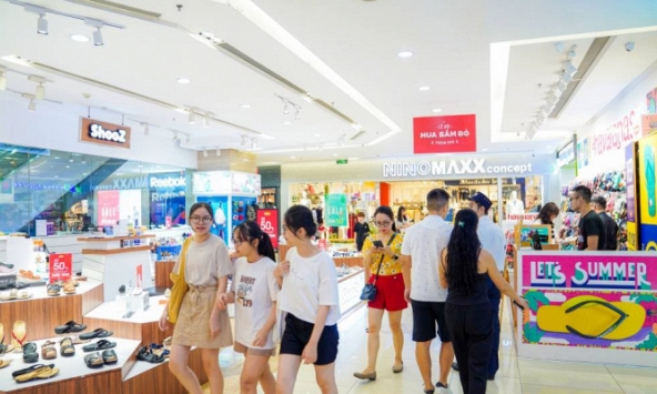 Khai màn Lễ hội mua sắm Đỏ, khách hàng đổ xô tới Vincom “săn sale” 