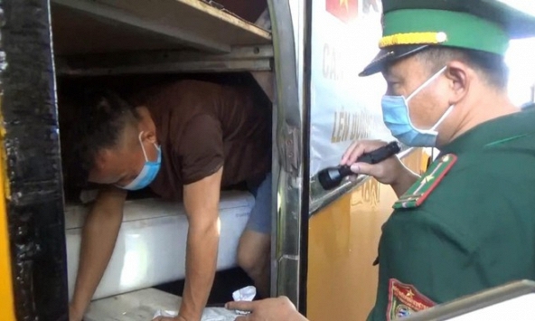 Chui hầm xe khách từ Lào nhập cảnh Việt Nam để trốn cách ly