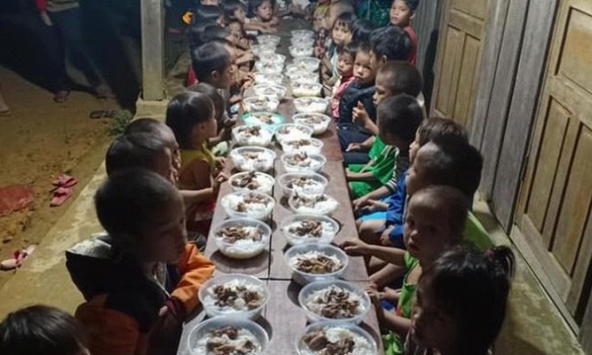 Hình ảnh bữa liên hoan cuối năm bằng mì gói của học sinh khiến nhiều người xót xa