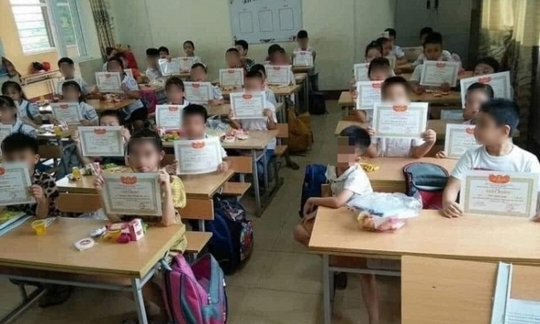 Nên bỏ đi hình thức trao giấy khen để không còn học sinh nào phải bị tổn thương