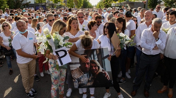 Nhắc 3 hành khách đeo khẩu trang phòng dịch, tài xế Pháp bị đánh chết