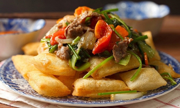 Đổi món với phở chiên phồng sốt thịt bò