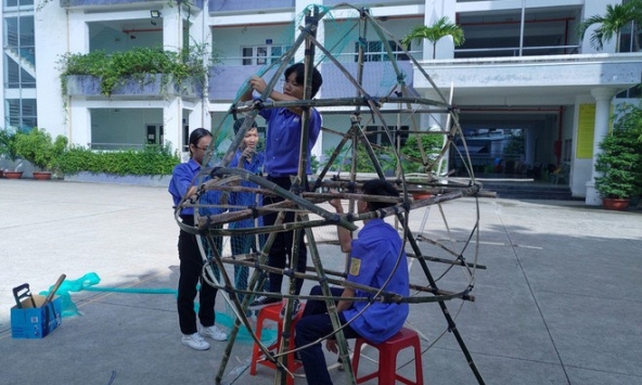 Nhóm học sinh có hoàn cảnh đặc biệt chế tạo thùng rác hình cá để thu gom rác thải nhựa