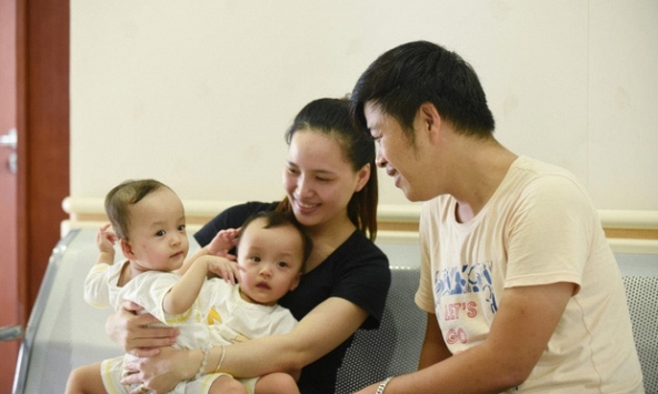 Đã tách rời thành công 2 bé gái song sinh bị dính liền