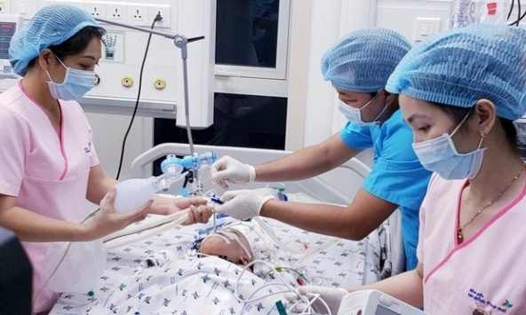Cặp song sinh Trúc Nhi - Diệu Nhi đã tỉnh, được giảm đau và tiếp tục thở máy