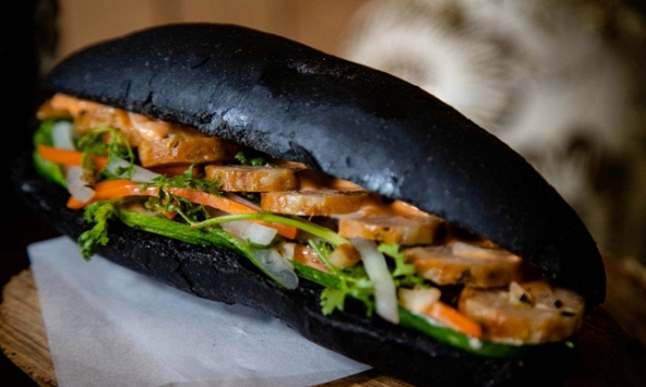Bánh mì 'bóng đêm' ở Quảng Ninh gây sốt mạng xã hội