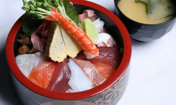 Lạ miệng với cơm thố thập cẩm Chirashi