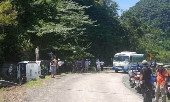 Lật xe khách ở Quảng Bình, 13 người đã thiệt mạng