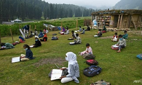 Ấm lòng tiếng trẻ học vang xa trên những quả đồi vùng Kashmir trong đại dịch