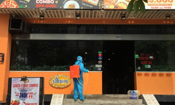 Cách ly 3 người tiếp xúc với bệnh nhân 447 có biểu hiện sốt, ho, đau họng