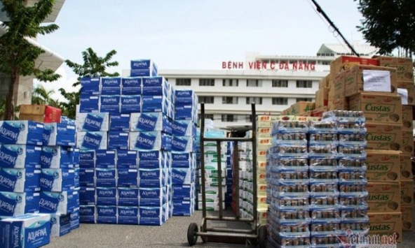 Xe tải nối đuôi nhau chở hàng ủng hộ các y bác sĩ tuyến đầu chống dịch ở Đà Nẵng