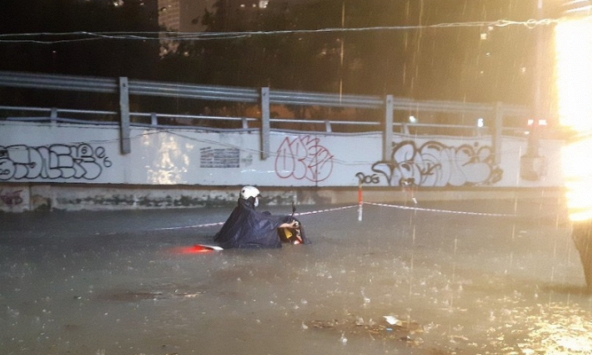 Báo cáo nhanh về cơn mưa lớn tối 6/8 tại TPHCM: Chỉ có 38 điểm ngập lụt?