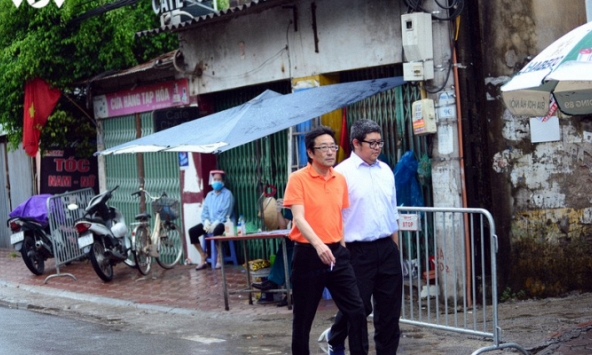 Dịch Covid-19 phức tạp, nhiều người Hà Nội “vô tư” tụ tập không khẩu trang