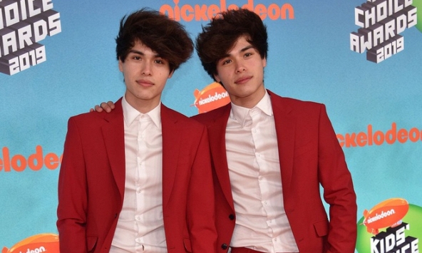 Đóng giả cướp ngân hàng đăng trên YouTube, hai anh em song sinh dối mặt với mức án tù 4 năm