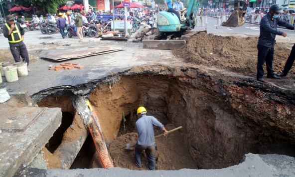 'Hố tử thần' xuất hiện sau mưa lớn ở TPHCM