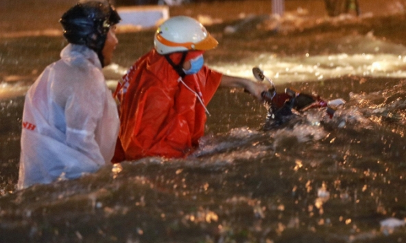 Mưa lớn ở TPHCM gây ngập nặng khiến nhiều xe mắc kẹt xuyên đêm