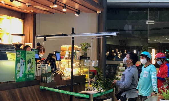 Quán cà phê ở Hà Nội sử dụng ròng rọc để phòng Covid-19