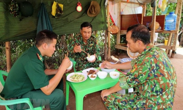 Hình ảnh người lính biên phòng nơi tuyến đầu chống dịch COVID-19