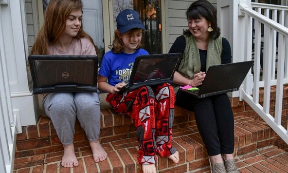 Một trường học ở Mỹ cấm học sinh mặc đồ ngủ khi học online