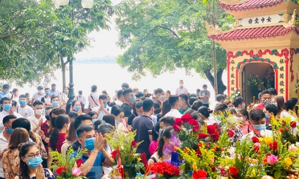 Bất chấp covid-19, người dân vẫn chen nhau đi lễ Phủ Tây Hồ đầu tháng cô hồn 