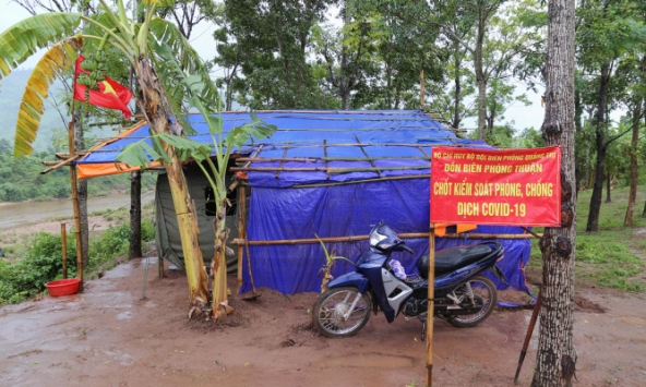 Đồn biên phòng Thuận 3 mùa dịch: nhà phủ bạt chống mưa, phủ lá chuối chống nắng