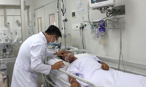 Người đàn ông 'ôm' rắn hổ mang vào viện cấp cứu vì cần tiền đóng học cho con