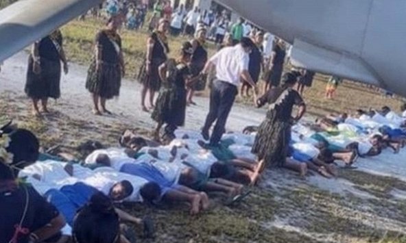 Bức ảnh Đại sứ Trung Quốc đi trên lưng người dân Kiribati gây tranh cãi