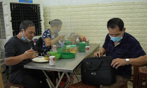 Nhiều cửa hàng kinh doanh ăn uống ở Hà Nội chấp hành nghiêm phòng chống dịch Covid-19