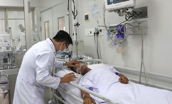 Người cha bị rắn hổ mang chúa cắn tiên lượng rất xấu