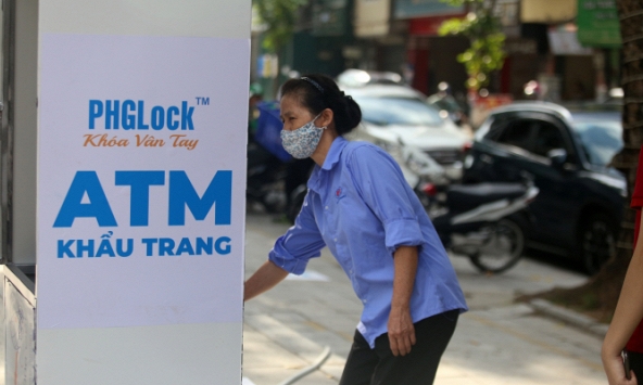 ATM khẩu trang ở Hà Nội trong ngày hoạt động đầu tiên